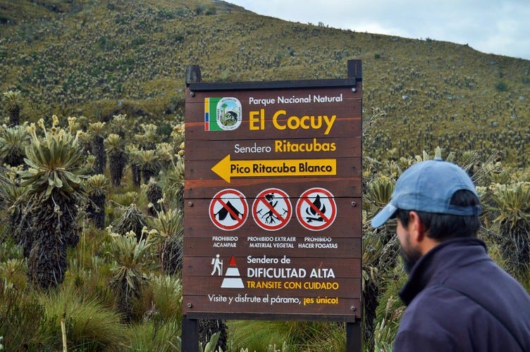 A sign at the trailhead warning of the difficulties of the Ritacubas trail.