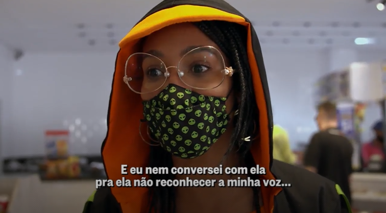 Conka no mercado dando depoimento para a câmera: “e eu nem conversei com ela pra ela não reconhecer a minha voz.”