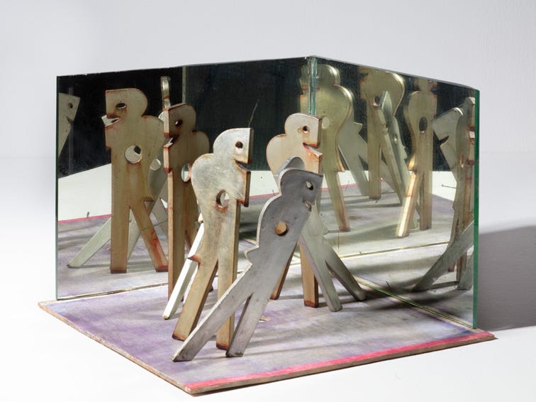 Una scultura di Fortunato Depero composta da specchi e figure di legno bianco
