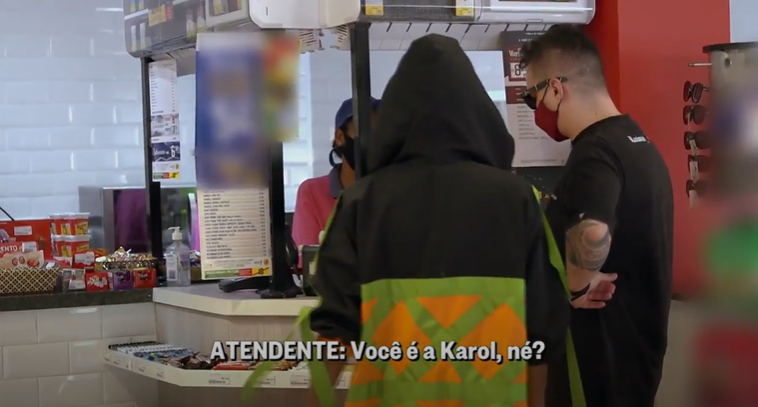 A atendente perguntando “você é a Karol, né?”