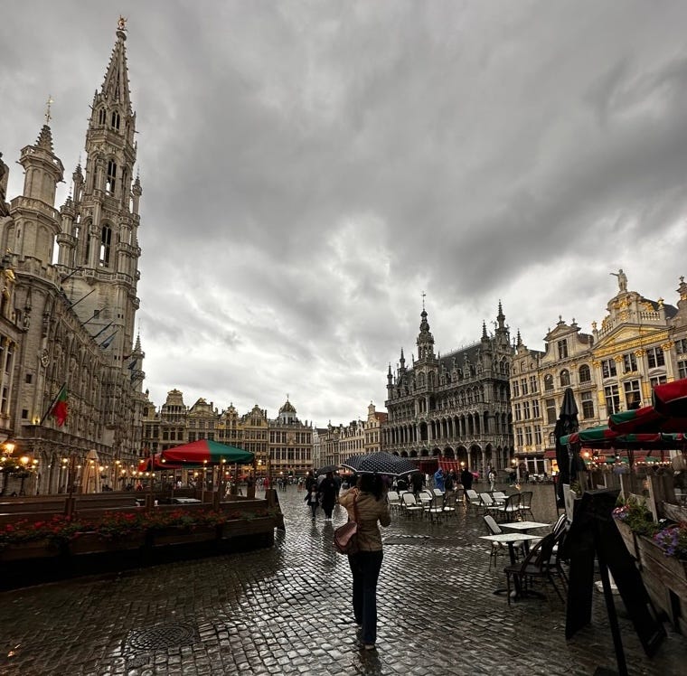 Grand Place in rainy summer day, Brusseşs