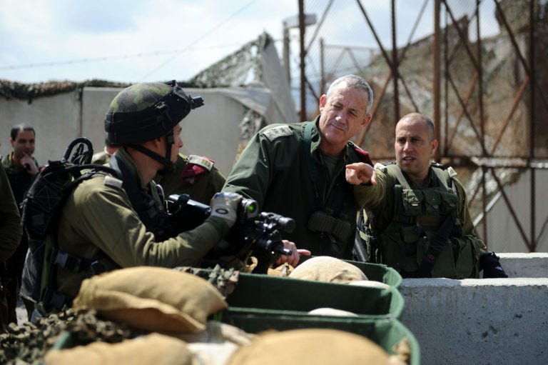 El teniente general Benny Gantz, en el centro, con unos soldados, en 2012. (Foto: IDF, vía Flickr)