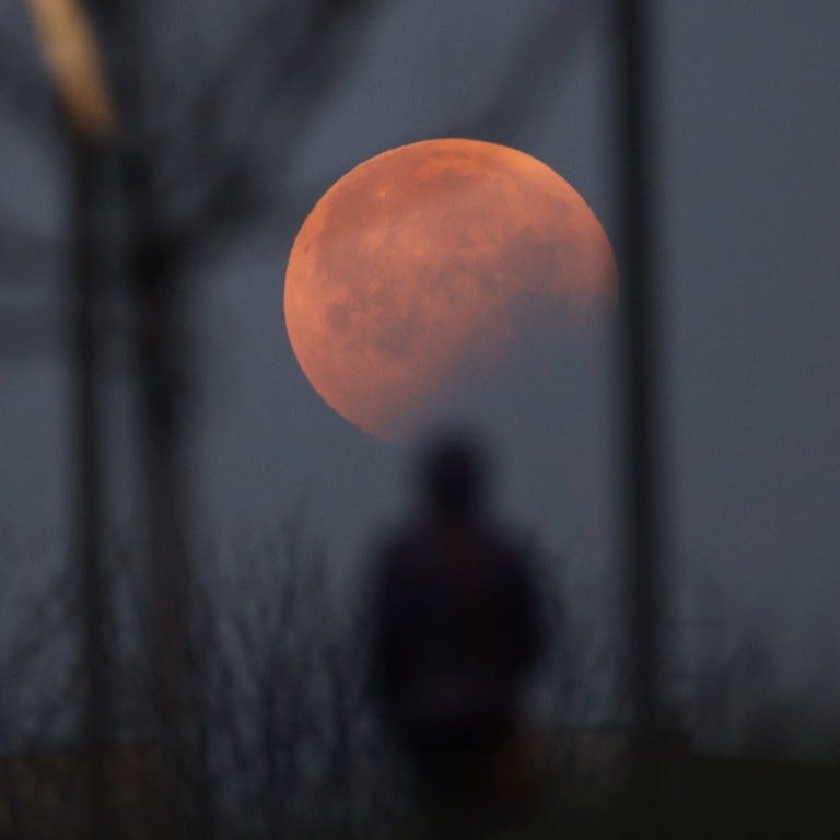 luna-rossa-piena-gigante-atmosfera