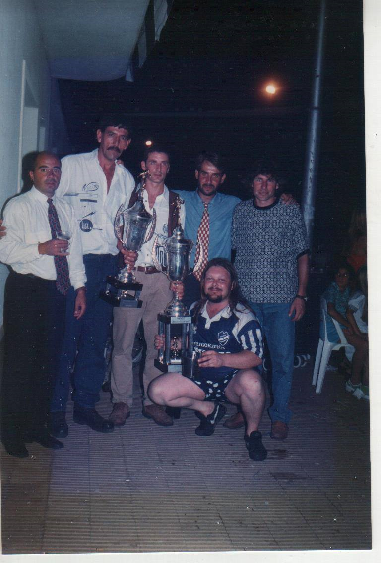 Sampaoli e o título da Casildense de 96 pelo Belgrano de Arequito. Na foto também estão Alexis Valoppi e Horacio Vailatti.