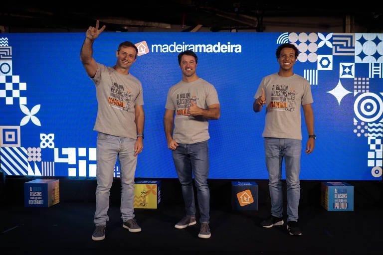 Imagem com os três fundadores da madeiramadeira em evento de lançamento da conquista do título de unicórnio