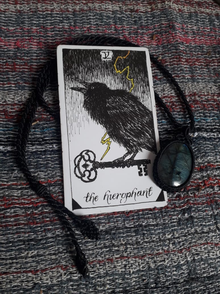 O Corvo, a Chave e o Raio, representando a energia do Arcano V (5) do Tarot, no baralho The Wild Unknow: A Espiritualidade.