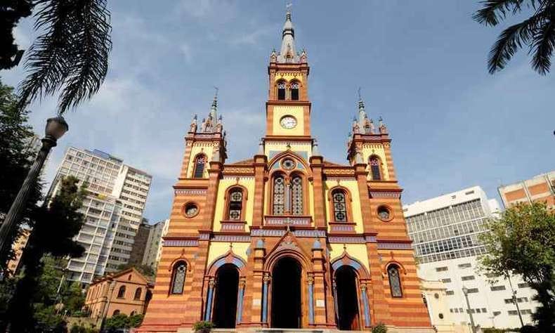 frente de uma igreja católica grande com um estilo de arquitetura eclético