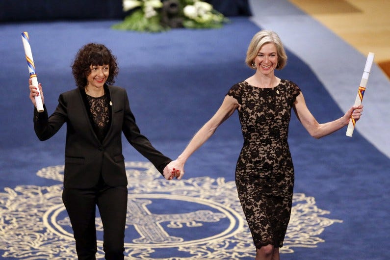 Jennifer Doudna and Emmanuelle Charpentier walking with a nobel prize