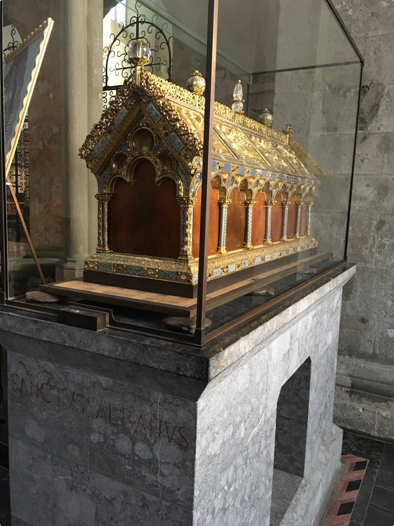 An relatively large reliquary crafted like the shape of a pavillion. Depictions are seen in eight panels along the roof of the reliquary.