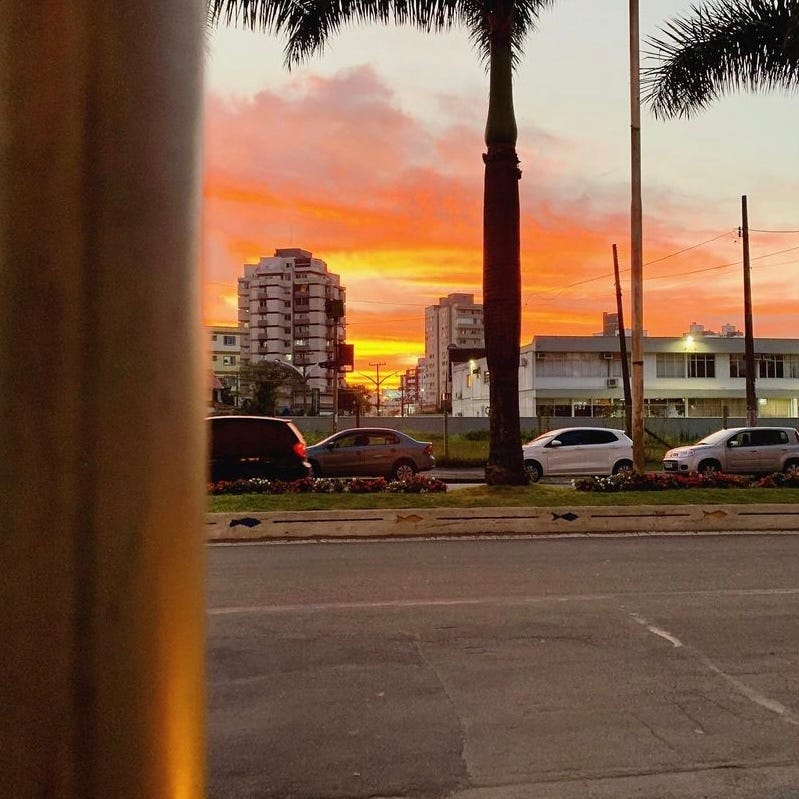 Uma foto da rua com um por do sol.