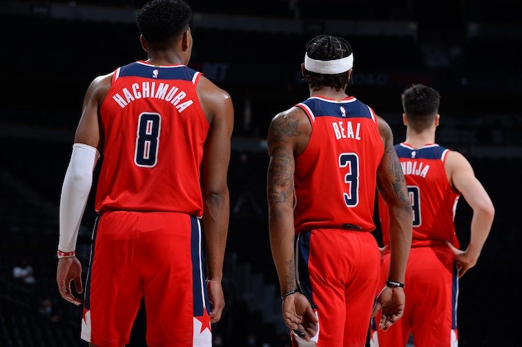 Rui Hachimura e Bradley Beal em ação pelo Washington Wizards. 