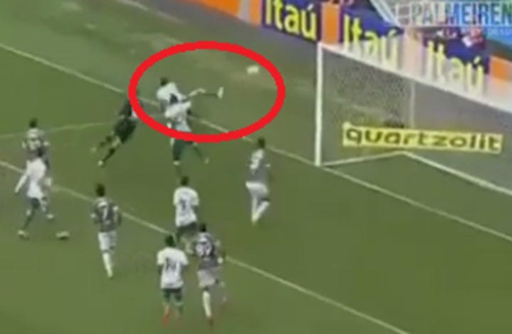 لاعب برازيلي يسجل هدفا مذهلا على طريقة السلطان إبرا (فيديو)