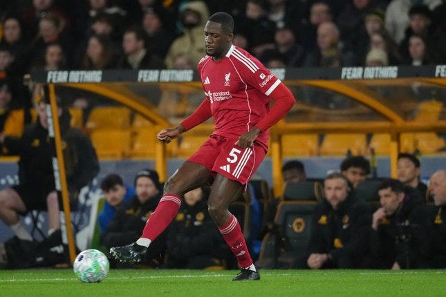 Pemain Liverpool, Ibrahima Konate, mengoper bola saat menghadapi Wolverhampton Wanderers dalam laga Premier League, Rabu (4/3/2026) dini hari WIB. © AP Photo/Dave Shopland