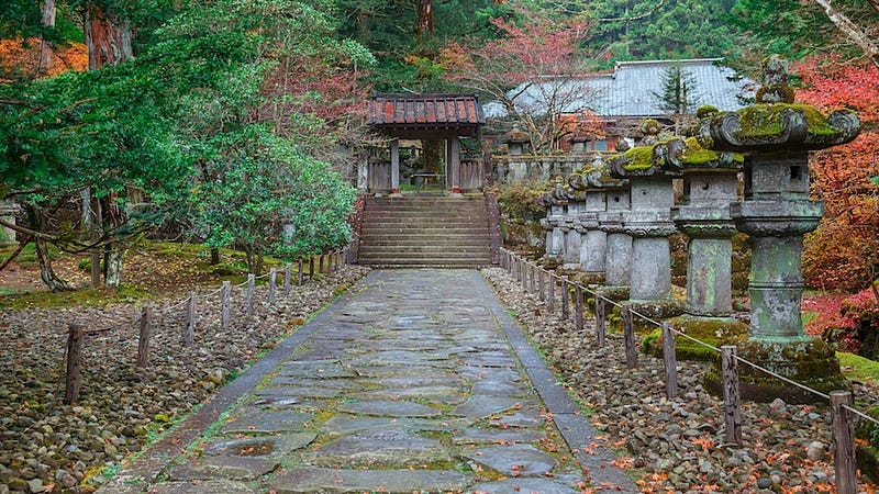 The approach to Nikko’s Taiyuin-byo, the mausoleum of Tokugawa Iemitsu