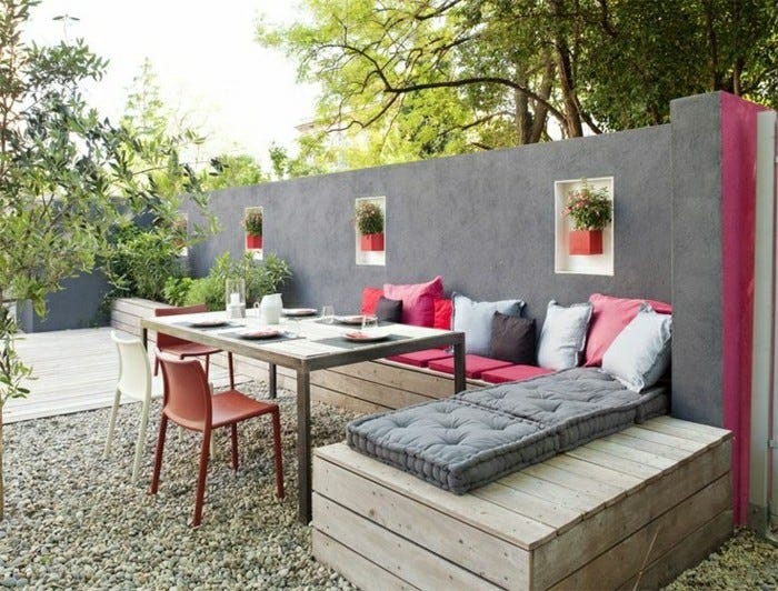 moderne-gartengestaltung-integrierte-topfpflanzen-garten-sitzecke