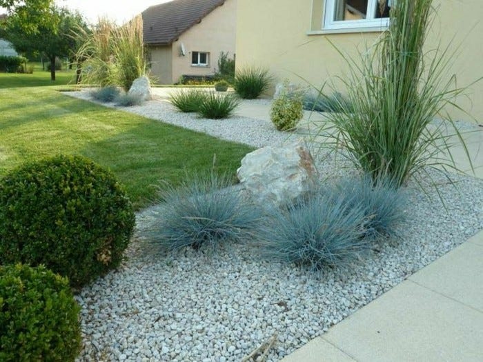 moderne-gartengestaltung-mit-rasenfläche-kies-pflanzen