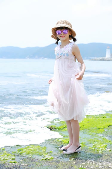 田亮晒唯美海边照，森碟和弟弟颜值爆表