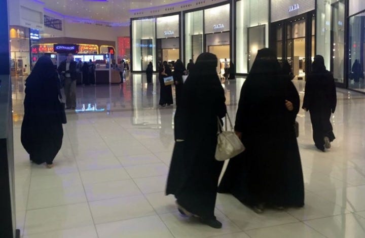 ضبط شابين سعوديين تنكرا بزي نسائي في مركز تجاري (صور)