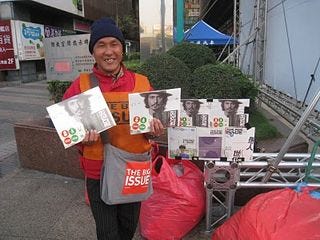 位於台北車站附近販售《大誌雜誌》的陳釗政。蔡宜倩／攝影