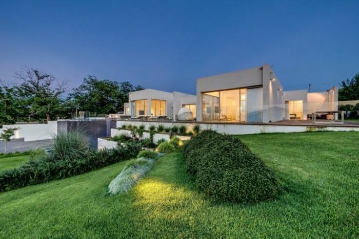 moderne-gartengestaltung-rasenfläche-mit-beleuchtung