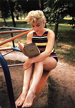 Marilyn Monroe Reading Ulysses, Long Island, New York, 1954. Foto di Eve Arnold