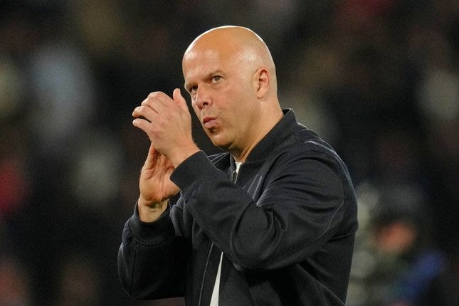 Manajer Liverpool, Arne Slot, memberi isyarat dalam pertandingan leg pertama perempat final Liga Champions kontra PSG, Kamis (9/4/2026) dini hari WIB. © AP Photo/Aurelien Morissard