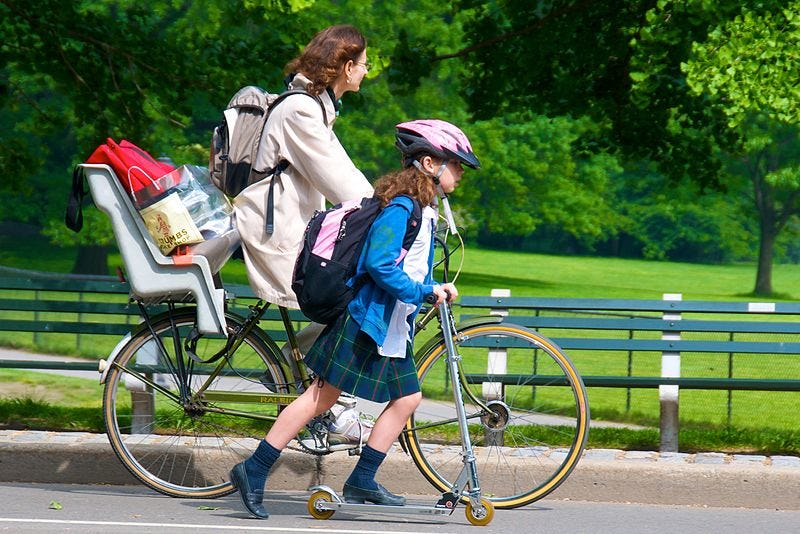 Bicis y patinetes. Imagen de Wikipedia.