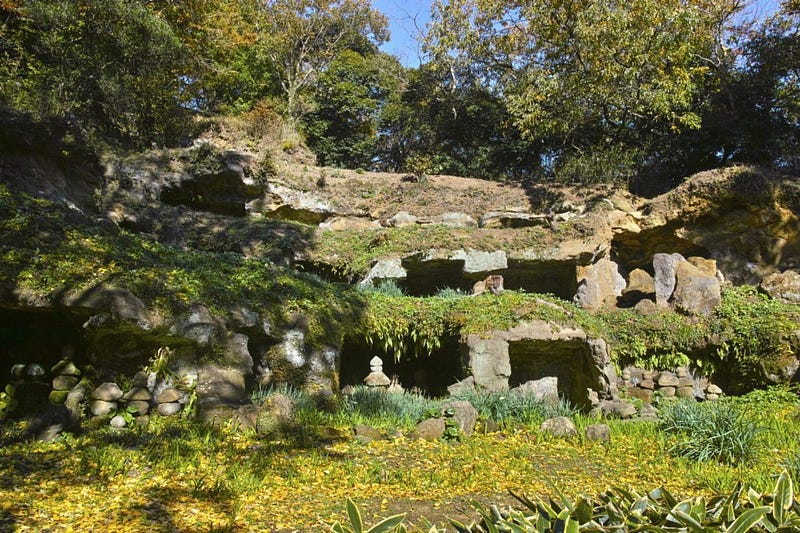 The Mandarado Yagura samurai tombs in the hills of Kamakura