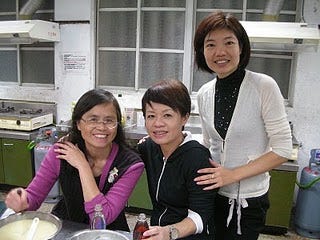 林淑美（右）老師與課程學生。傅紹宇／攝影