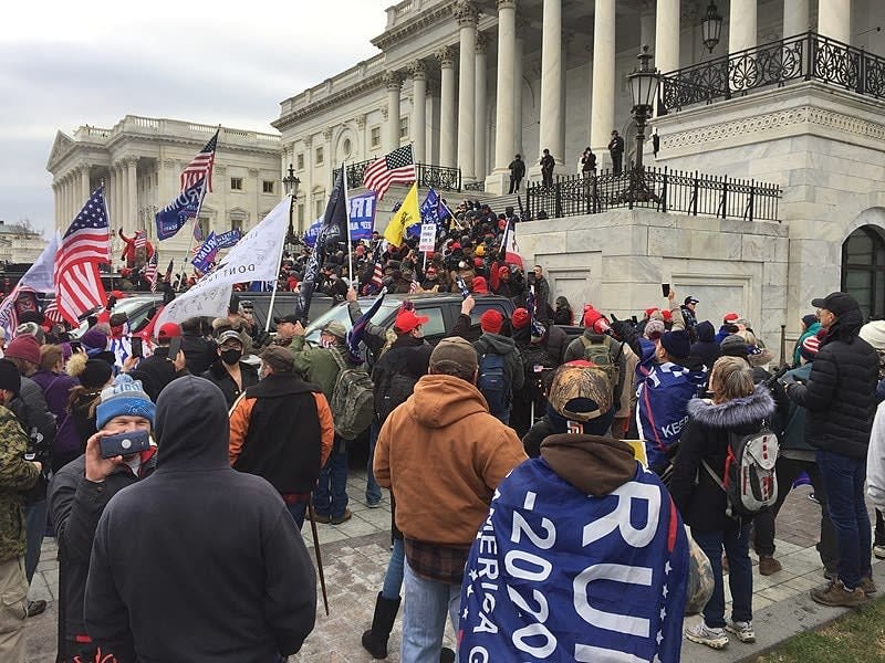 crowd of Trump supporters marching on the US Capitol