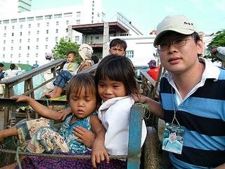 劉力仁與國際人道救援團體（知風草）到柬埔寨採訪地雷村跟貧困的華人子弟。劉力仁提供