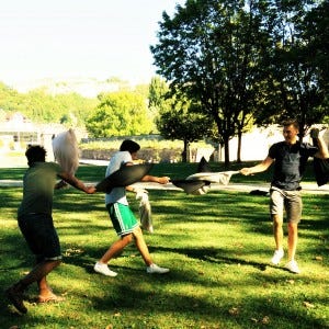 pillow fight2