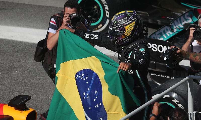 Hamilton após a vitória em Interlagos.