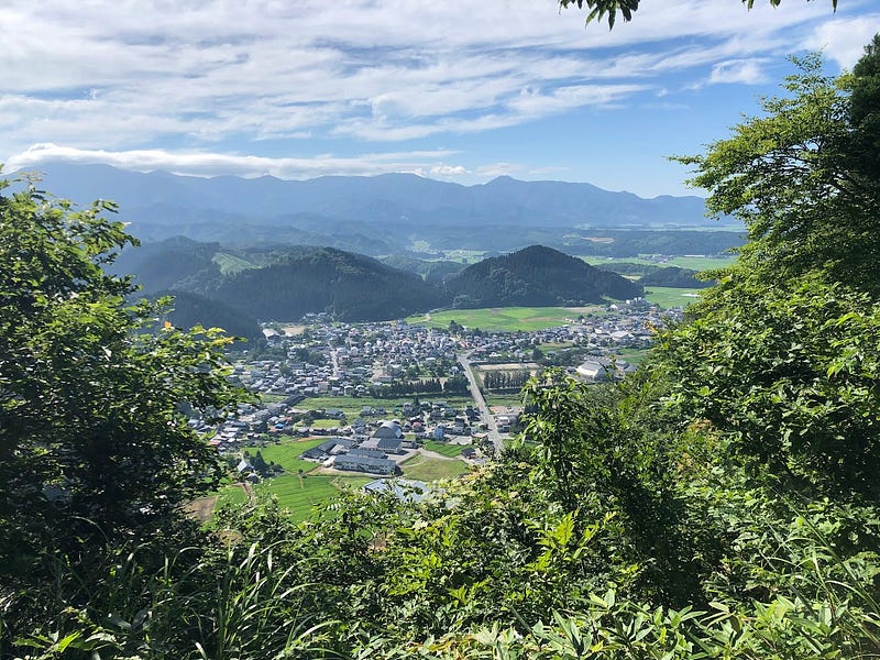 Kaneyama Town seen from the summit of Yakushi-san with the Kamuro Renpo (Mountain Range) in the background.