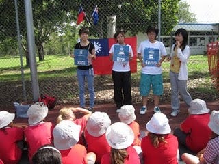 國立台北教育大學學生帶領澳洲小學生藉由體能遊戲學中文  提供／謝佩君