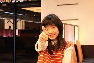 林佳蓉看到要拍照，隨即擺出姿勢。蔡佳安／攝影