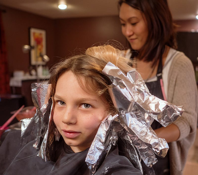 2015-12-31-nadia-getting-her-hair-colored-17-15-34