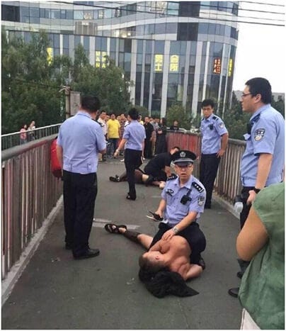 男色时代：半裸男模街头营销被大爷骂走