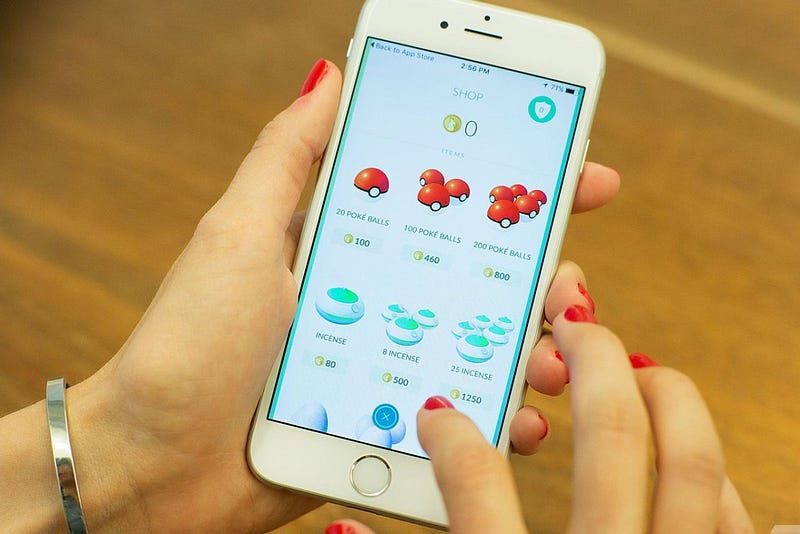 pokemon-go-play-girl-hand