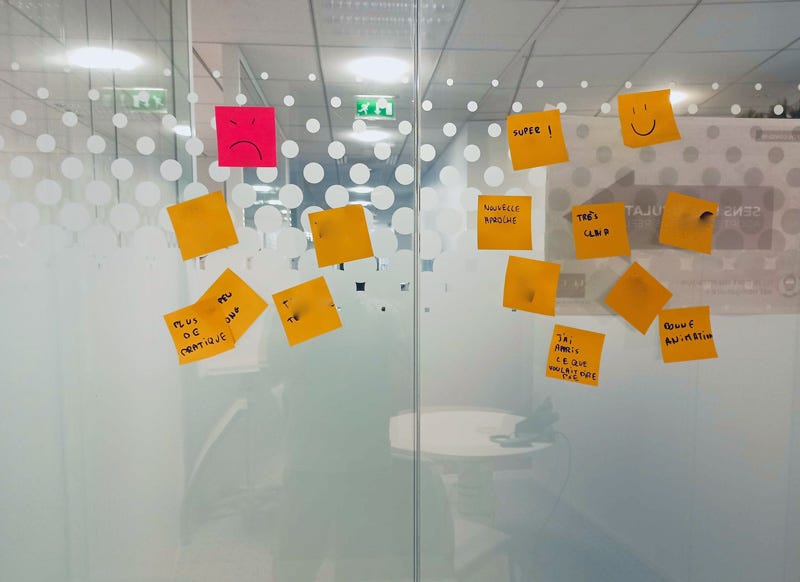 post-its sur une porte