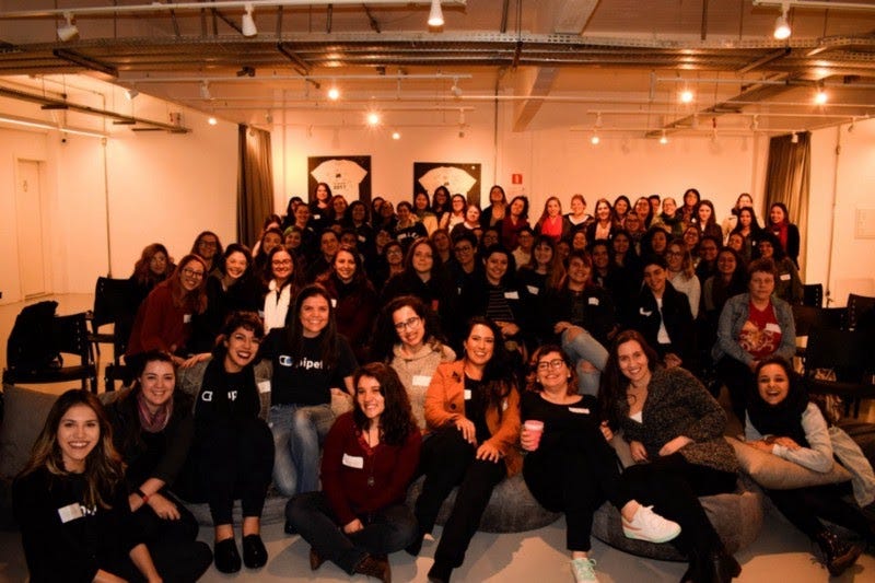 Imagem do encontro do Women Techmakers com muitas mulheres.