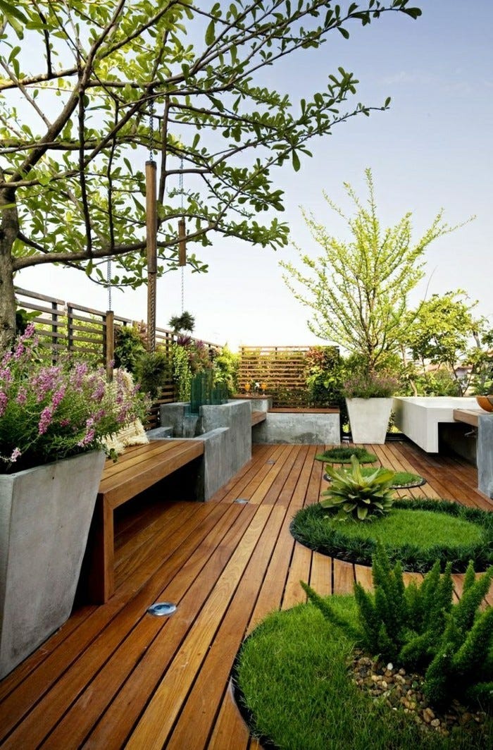 moderne-gartengestaltung-mit-holz-bodenbelag-gartenbank-holz