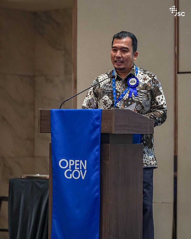 Yudhistira Nugraha, Kepala Jakarta Smart City, menerima penghargaan dari OpenGov