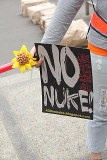 抗議遊行隊手拿核電禁止的牌子。周毓翔攝影