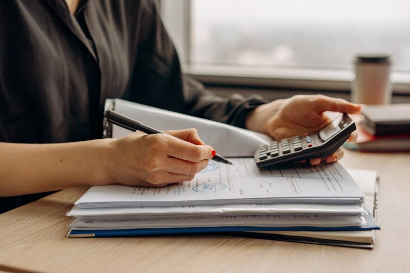 employee manually calculating time card