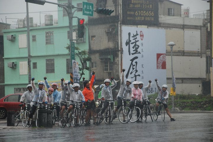 大雨中依然騎了100k，有一個大陸人告訴我這是他這輩子淋過最多雨的一天