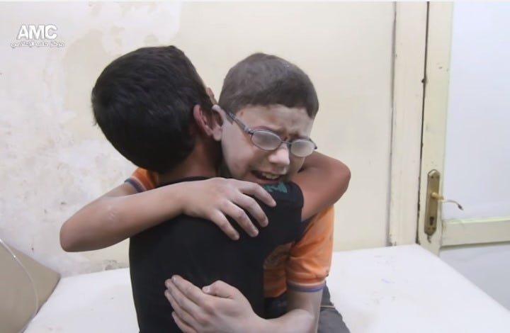 طفلان يبكيان أخاهما الذي قتل بقصف النظام على حلب (شاهد)