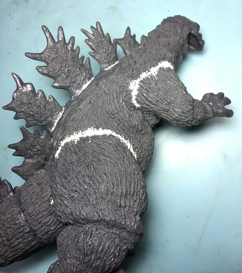 エポキシパテでパーツ間の隙間を埋めていく
