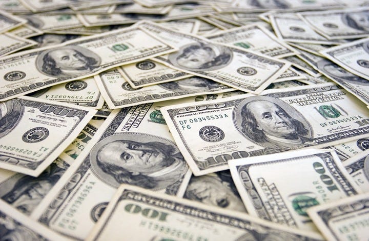 الدولار يتراجع والمستثمرون يترقبون اجتماع البنوك المركزية