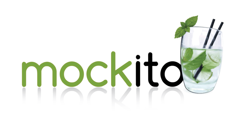 Logo marca do framework mockito, com mock escrito na cor verde e ito escrito em preto. Ao lado um copo com a bebida mojito com pouco mais da metade e com dois canudos pretos dentro.